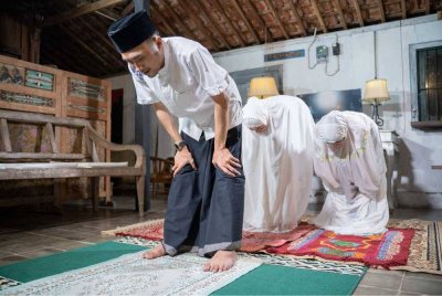 KETAHUI hukum solat dengan memegang selain daripada lutut ketika rukuk. -Foto: CANVA