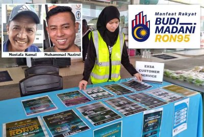 Seorang pekerja di stesen minyak menyusun maklumat berkaitan BUDI95 di kaunter khas bagi memudahkan orang ramai mendapatkan maklumat.