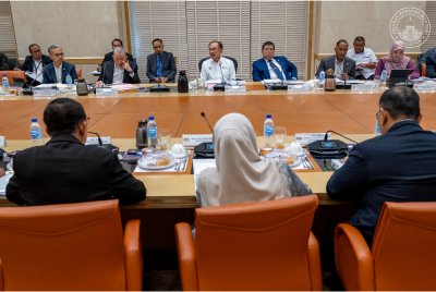 Anwar mempengerusikan mesyuarat Lembaga Tatakelola Kenegeraan Akademi Kenegaraan Malaysia di Kompleks Perdana Putra, Putrajaya. 30 September 2025. Foto Pejabat Perdana Menteri