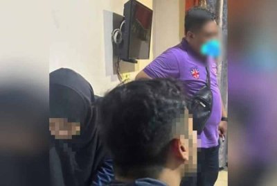 Penguatkuasa JAINJ menahan tiga pasangan termasuk pelajar sekolah dalam operasi di beberapa hotel di Kulai. Foto JAINJ
