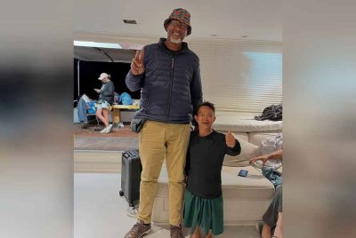 Ustaz Mad Kechik bergambar bersama cucu bekas Presiden Afrika Selatan, Nelson Mandela iaitu Nkosi Zwelivelile Mandela yang turut menyertai misi GSF. Foto: Facebook Iylia Balqis Suhaimi