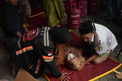 Seorang waris pengsan ketika operasi mencari dan menyelamat dijalankan di Sekolah Islam Al Khoziny, Sidoarjo, Jawa Timur susulan runtuhan bangunan yang meragut nyawa dan mencederakan puluhan mangsa. - AFP