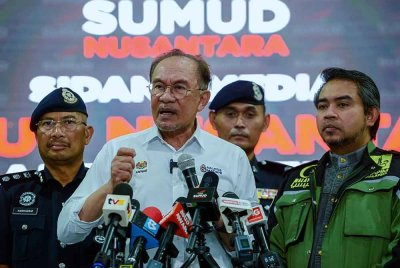 Anwar pada sidang media selepas berinteraksi melalui sidang video bersama peserta Malaysia yang menyertai Global Sumud Flotilla ketika melawat Sumud Nusantara Command Centre di MAPIM Malaysia Central Warehouse pada Selasa. Foto Bernama