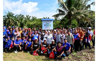 Julina (tengah) bergambar bersama pengunjung yang menyertai program di Laman Bakti Komuniti Madani.