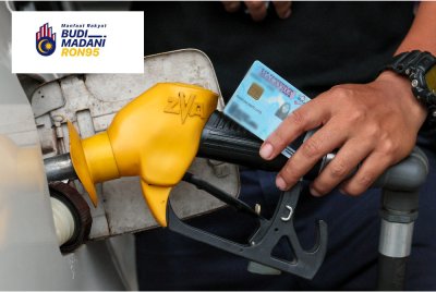 Setakat jam 6 petang Selasa, lebih kurang dua juta pengguna telah memanfaatkan pembelian petrol RON95 pada harga subsidi RM1.99 sen. Foto Bernama