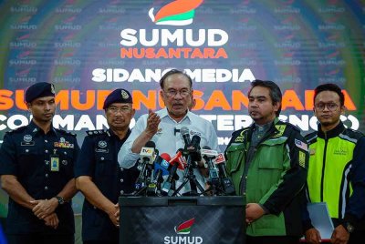Anwar pada sidang media selepas berinteraksi melalui sidang video bersama peserta Malaysia yang menyertai Global Sumud Flotilla ketika melawat Sumud Nusantara Command Centre di Mapim Malaysia Central Warehouse pada Selasa. Foto Bernama