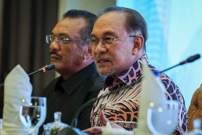 Anwar berucap pada Forum Ilmuwan Malaysia Madani di Institut Integriti Malaysia pada Selasa. Foto Bernama