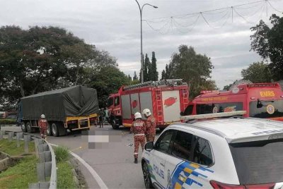 Sepasang suami isteri maut selepas motosikal yang dinaiki dirempuh lori di Bulatan Hospital Jitra.