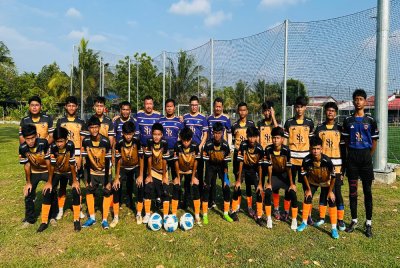 Muhamad Hasrulnizam (barisan belakang, tujuh dari kiri) bersama pemain dan barisan kejurulatihan SMK Hillcrest.