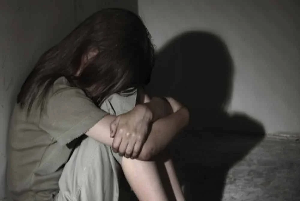 Mengikut Kanun Keseksaan Malaysia, mana-mana hubungan seksual dengan individu bawah umur 16 tahun dianggap sebagai rogol statutori - tanpa mengira sama ada terdapat kerelaan atau tidak. Gambar hiasan