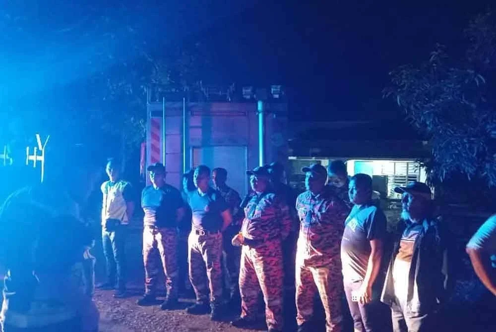 Pasukan bomba yang terlibat dalam operasi pencarian mangsa.