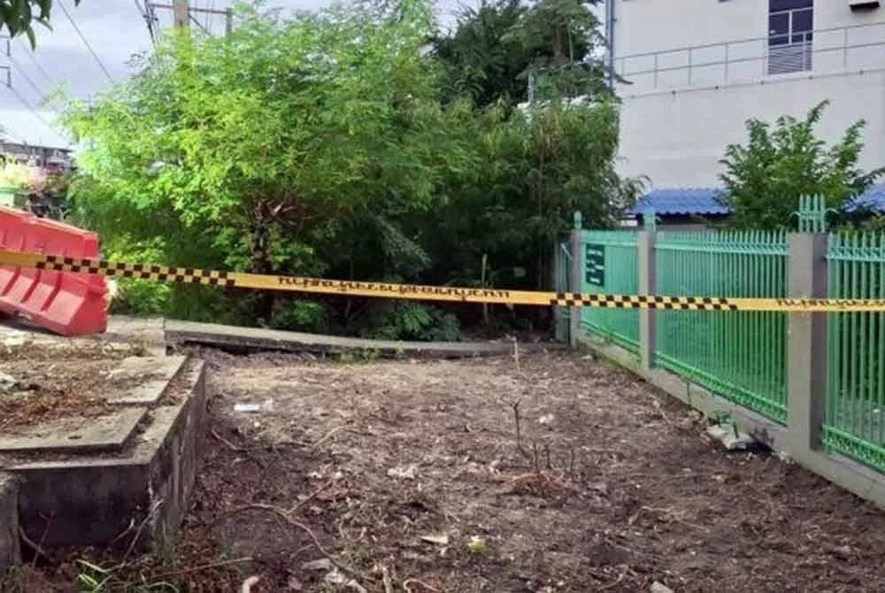 Polis Thailand menemui mayat seorang lelaki berusia 72 tahun dalam keadaan reput di bawah sebuah jambatan di Daerah Thung Khru pada Khamis lalu. Foto Khaosod