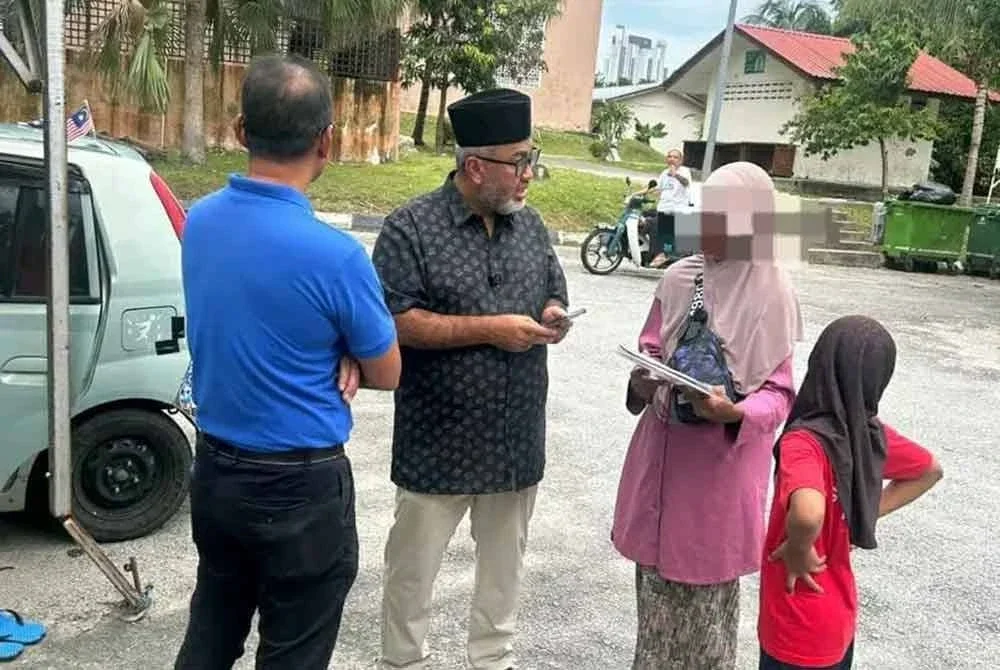 Gulam Muszaffar (dua dari kiri) bertanyakan sesuatu semasa menziarahi keluarga terbabit di Masjid Amru Al-As, Bandar Baru Sentul.