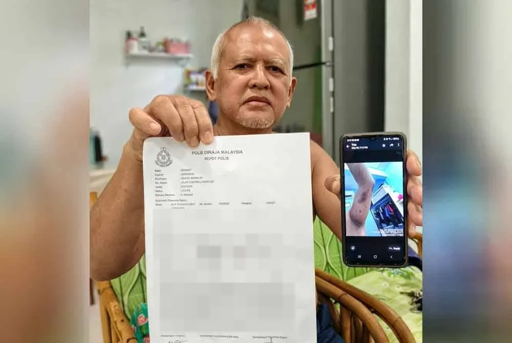 Anual Adnan menunjukkan laporan polis yang dibuatnya berhubung kecuaian hospital dan kesan lengannya selepas dimasukkan ubat.