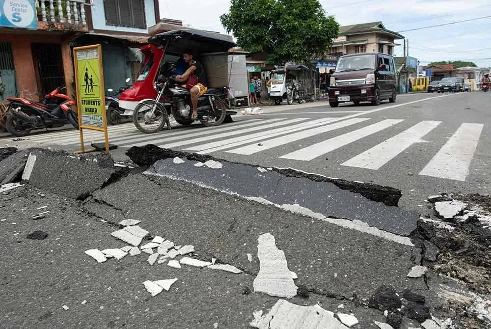 Keadaan jalan yang rosak di Bandar Bogo, selepas gempa bumi kuat berukuran 6.9 magnitud menggoncang Filipina tengah. Foto AFP