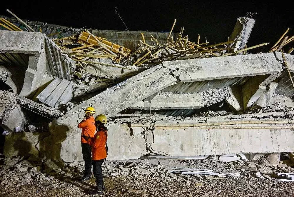 Pasukan penyelamat memeriksa lokasi kejadian selepas sebuah sekolah pondok Islam di Sidoarjo, wilayah Jawa Timur runtuh pada 29 September 2025. Foto AFP