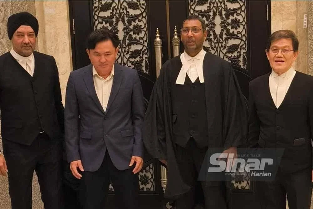 Paul (dua dari kiri) hadir ke Mahkamah Persekutuan pada Rabu bagi keputusan rayuan terhadap sabitan bersalah merogol pembantu rumahnya enam tahun lalu. 