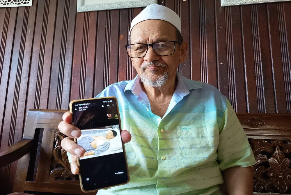 Abd Rahman menunjukkan gambarnya sebaik selesai menjalani implan perentak jantung (pacemaker) di Hospital Sultan Zainal Abidin (HoSZA) pada September lalu.