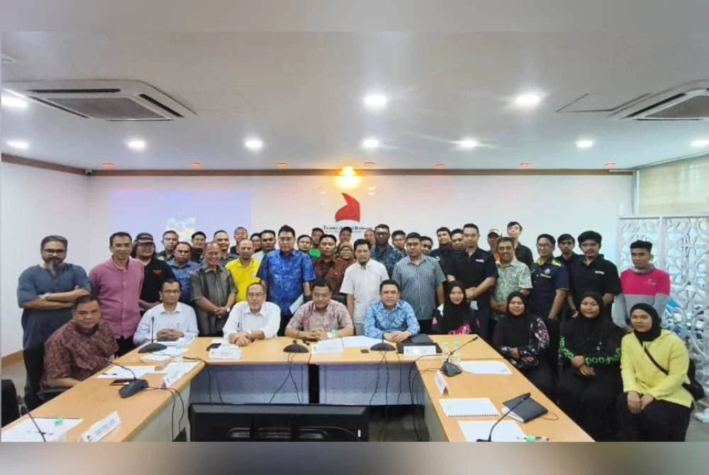 Mohd Sharkar Shamsudin (duduk, tengah) bersama lebih 60 wakil penggiat industri gig selepas mesyuarat agung pertama yang diadakan di Kuala Lumpur.