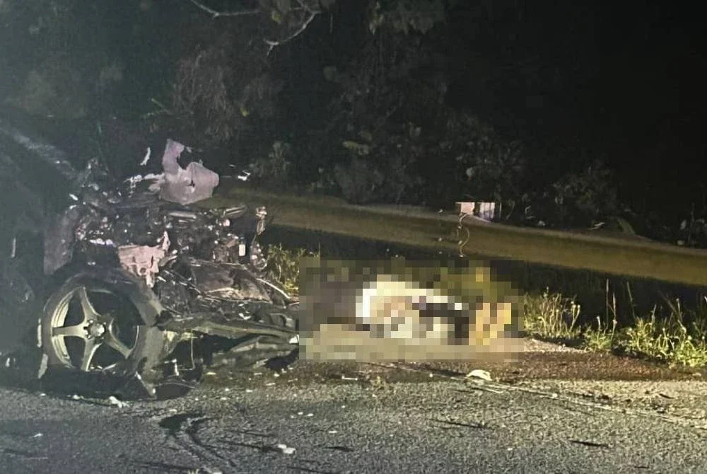 Perlanggaran menyebabkan kedua-dua treler berat bergesel sebelum salah satu kenderaan berat terbabit memasuki laluan bertentangan dan merempuh kereta mangsa.