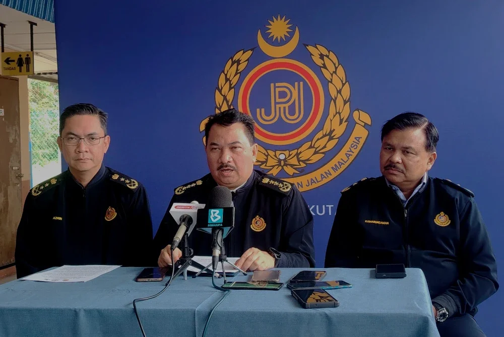 Muhammad Kifli (tengah) ketika sidang akhbar di Stesen Penguatkuasa Kalumpang, Hulu Selangor pada Rabu.