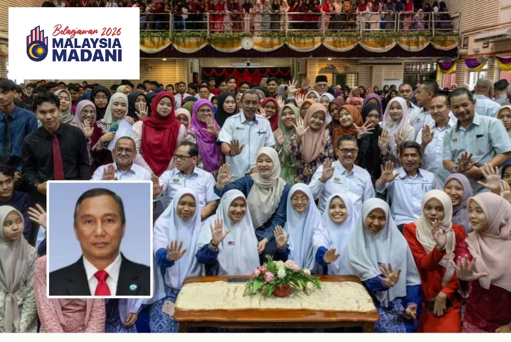 Fadhlina bergambar bersama penerima selepas menyempurnakan Majlis Penyerahan Bantuan Awal Persekolahan (BAP) pelajar Tingkatan Enam peringkat negeri Kelantan di Sektor Sumber dan Teknologi Pendidikan pada Ahad. Gambar kecil: Fouzi Singon