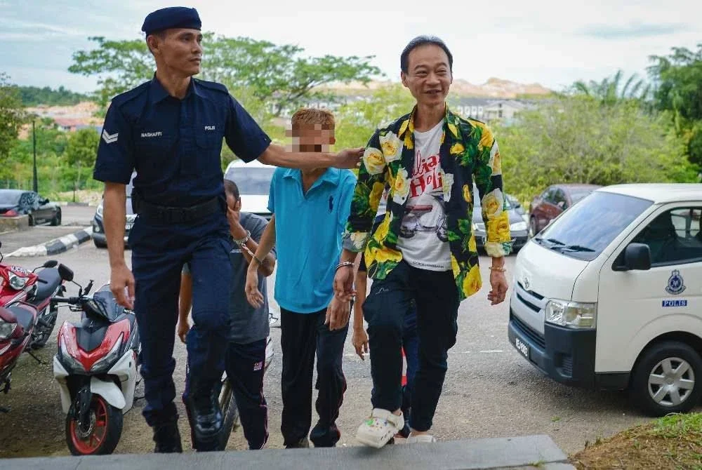 Lin Weida (kanan) mengaku bersalah di Mahkamah Sesyen Sepang atas dua pertuduhan membabitkan kekerasan jenayah dan penggunaan kata-kata kesat terhadap dua petugas syarikat penerbangan pada 28 September lepas. Foto Bernama