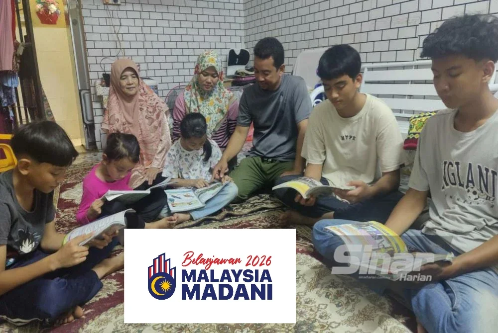 Muhammad Rizal (tiga dari kanan) bersama keluarga ketika anak-anaknya mengulang kaji pelajaran di rumah di Pasir Panjang, Sekinchan.