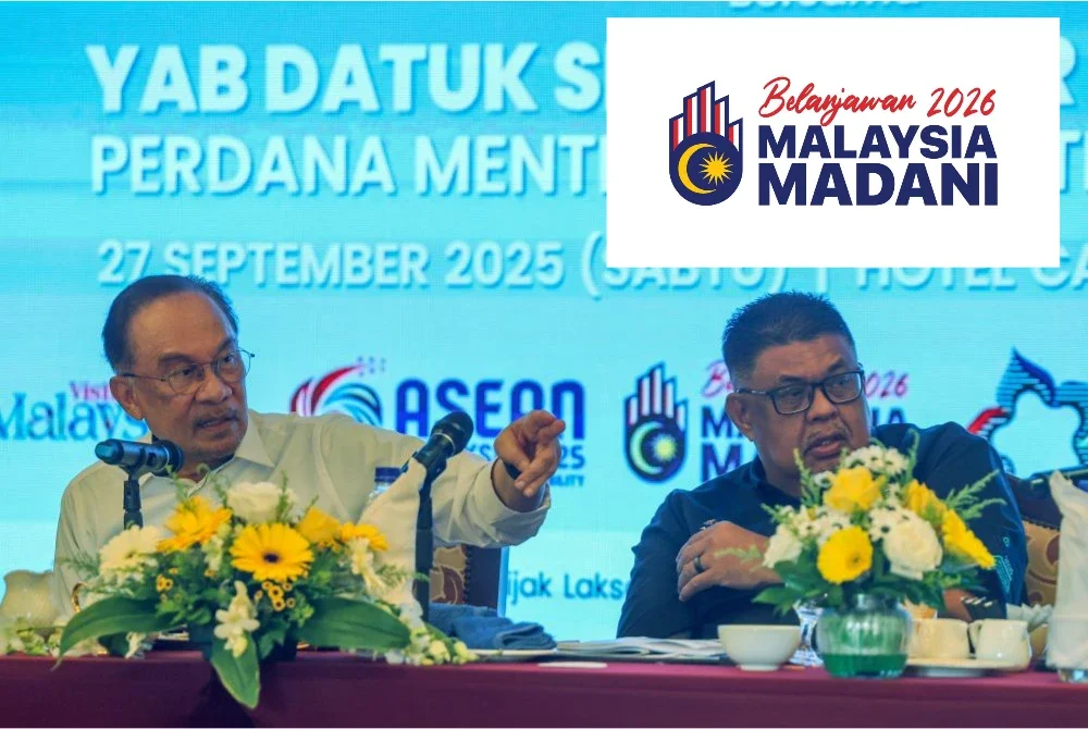 Anwar (kiri) bercakap pada sesi Libat Urus Belanjawan 2026 bersama pemain industri pelancongan dan pembuatan di Banda Hilir, pada Sabtu. Turut hadir, Ketua Menteri Melaka, Datuk Seri Ab Rauf Yusoh.