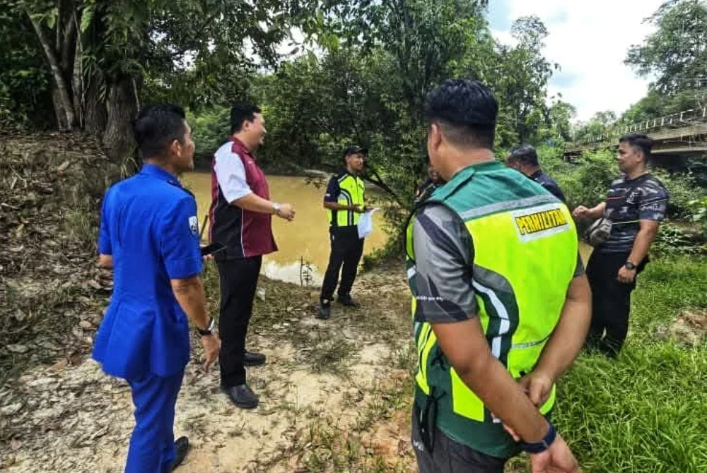 Ahmad Nasim (dua dari kiri) ketika melakukan tinjauan di kawasan terlibat pada Rabu.