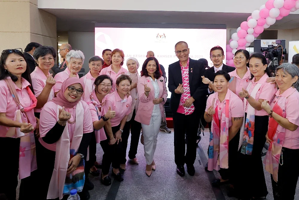 Dr Dzulkefly (tengah) hadir ke perasmian Bulan Kesedaran Kanser Payudara 2025 di Kementerian Kesihatan Malaysia di Putrajaya hari ini. Foto Bernama 