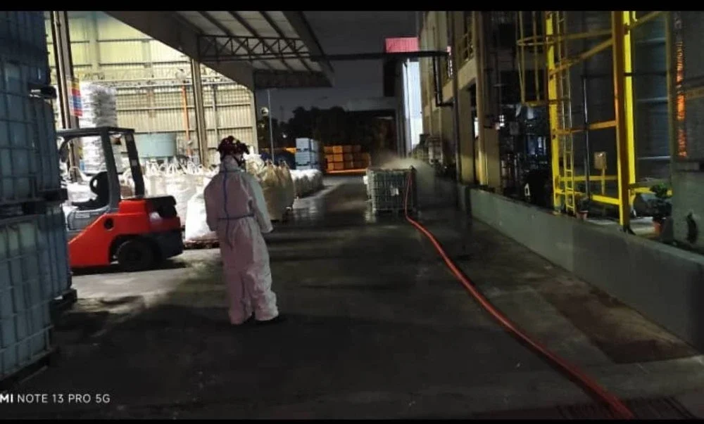 Anggota Hazmat melakukan kerja-kerja pembersihan di kawasan terjejas. - Foto BBP Pasir Gudang