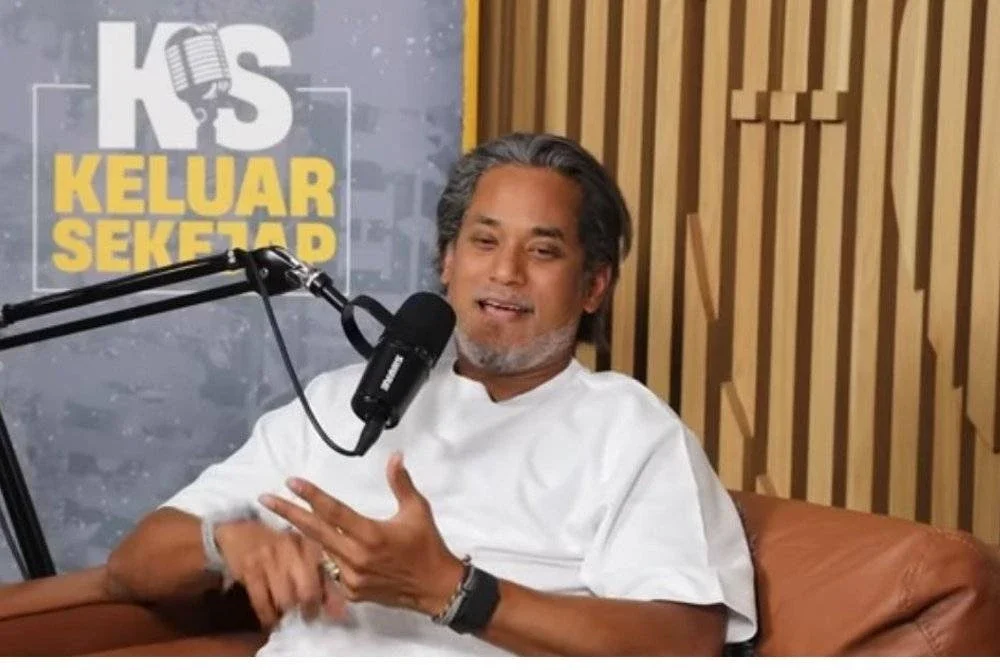 Khairy mempertahankan keputusan kerajaan berhubung jemputan terhadap Trump menerusi siaran podcast Keluar Sekejap episod 172.