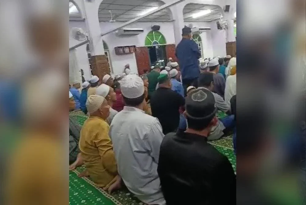 Jenazah mereka disolatkan di Masjid Jitra dengan kehadiran kira-kira 500 jemaah yang memenuhi ruang solat pada malam Selasa.