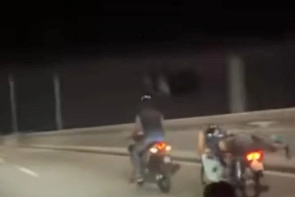 Tangkap layar video memaparkan beberapa penunggang motosikal melakukan aksi berbahaya di Jambatan Kedua Pulau Pinang.