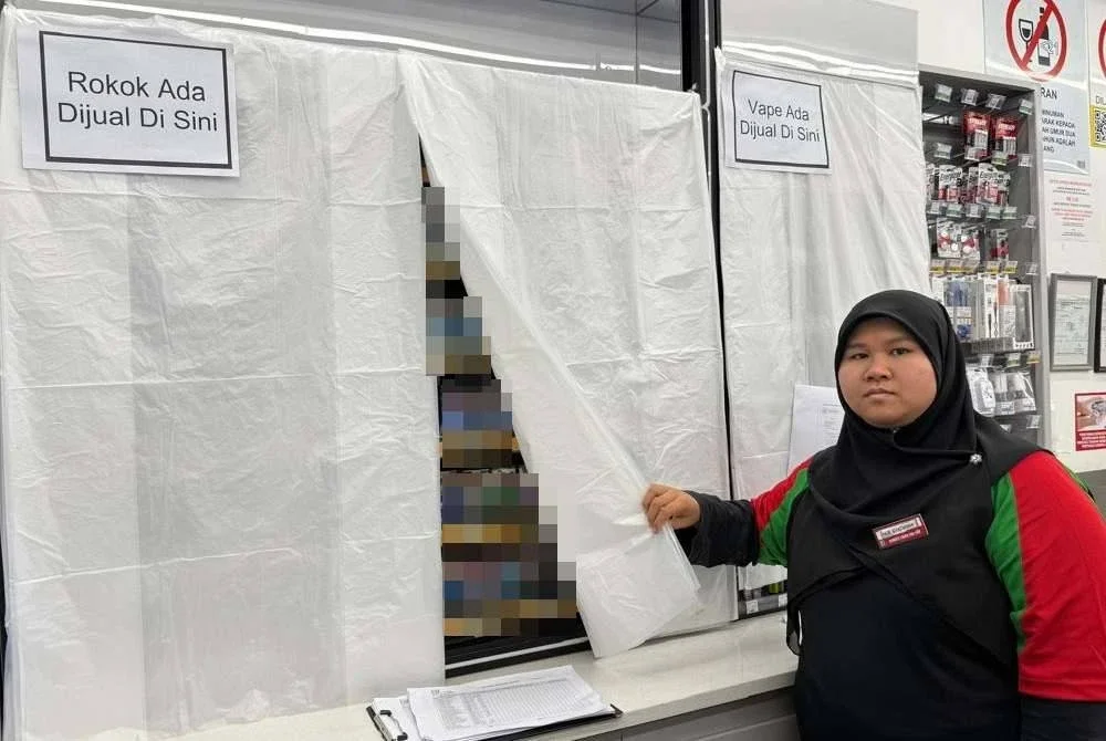 Nursyazwina menunjukkan rak rokok yang telah ditutup dengan plastik susulan arahan berkuat kuasa pada Rabu.