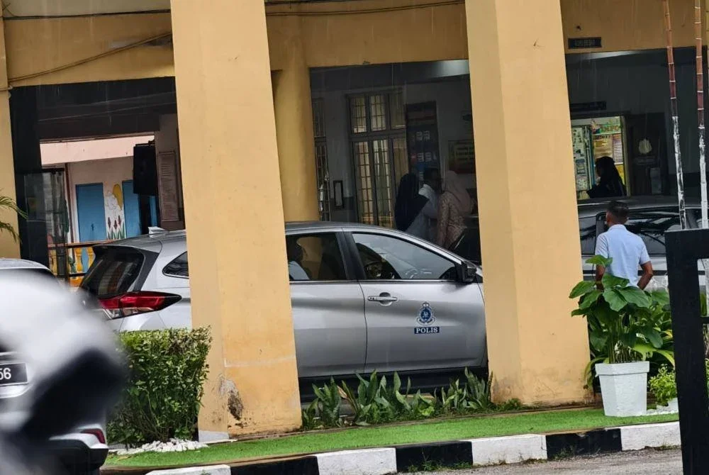 Kelihatan kenderaan polis di sekolah di mana kanak-kanak lelaki berusia 10 tahun ditemui tidak sedarkan diri.