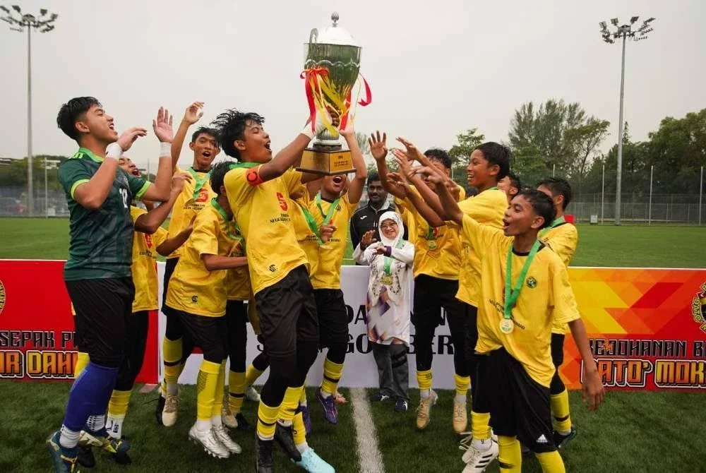 Pemain Shah Alam meraikan kejayaan mengekalkan trofi Sumbangsih buat kali kedua berturut-turut selepas menewaskan Hillcrest, 5-3 dalam aksi Kumpulan A Piala Datuk Mokhtar Dahari B-15 di Padang Sintetik MBSA pada Rabu. Foto: ROSLI TALIB