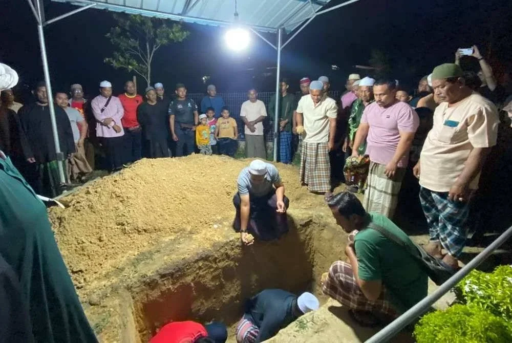 Suasana pilu mengiringi pengebumian jenazah kanak-kanak lelaki berusia tujuh tahun, Muhammad Ammar yang maut dipukul dengan tukul oleh bapa saudaranya pada malam Rabu. Foto: SINAR HARIAN/HAZELEN LIANA KAMARUDIN