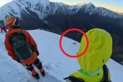 Rakannya yang lain tidak dapat menyelamatkan Hong (dalam bulatan) yang tergelincir daripada laluan pendakian. Foto Agensi