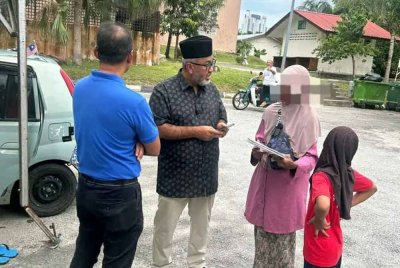 Gulam Muszaffar (dua dari kiri) bertanyakan sesuatu semasa menziarahi keluarga terbabit di Masjid Amru Al-As, Bandar Baru Sentul.