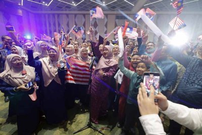 Fadhlina meraikan kegembiraan bersama warga SK Putrajaya Presint 11(1) yang memenangi Anugerah Sekolah Terbaik Dunia 2025 bagi kategori Menyokong Kehidupan Sihat oleh T4 Education. Foto Bernama