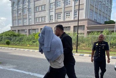 'Datuk John' dibawa ke Mahkamah Sesyen Kota Bharu pada Rabu.