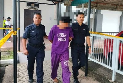 Suspek dibawa keluar dari mahkamah selepas proses reman pada Rabu.