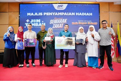 Sebahagian pemenang bergambar di Majlis Penyampaian Hadiah Kempen Jom Tambah, Semarak Zakat dan Jom Ulang pada Selasa.