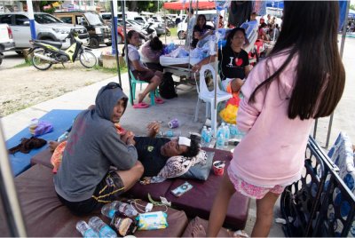Kebanyakan mangsa cedera terpaksa dirawat di stesen kecemasan sementara yang didirikan di luar hospital.