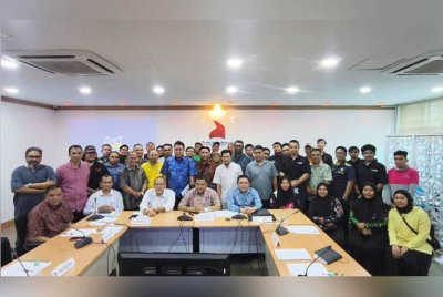 Mohd Sharkar Shamsudin (duduk, tengah) bersama lebih 60 wakil penggiat industri gig selepas mesyuarat agung pertama yang diadakan di Kuala Lumpur.