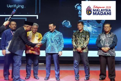 Timbalan Ketua Setiausaha Kewangan Kementerian Kesihatan Datuk Zahrul Hakim Abdullah (tiga dari kanan) ketika gimik perasmian Persidangan Perwakilan Dwitahunan ke-27 dan Mesyuarat Exco kali ke-132 Kesatuan Kebangsaan Penolong Pegawai Perubatan Semenanjung Malaysia di sini hari ini. Foto Bernama