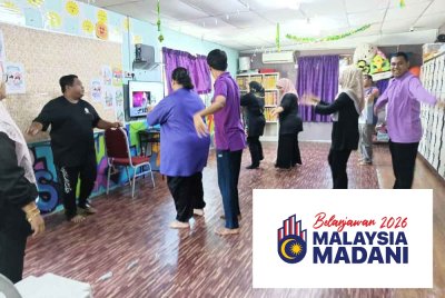 Mohd Faiz (kiri) ketika mengajar tarian kepada pelatih PDK Malindo Masjid Tanah, Melaka.