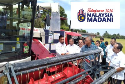 Ismail (dua dari kanan) meninjau kemudahan jentera moden baharu untuk kegunaan pelatih di MRTC pada Selasa.